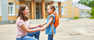 Enfant rentre à l’école maternelle